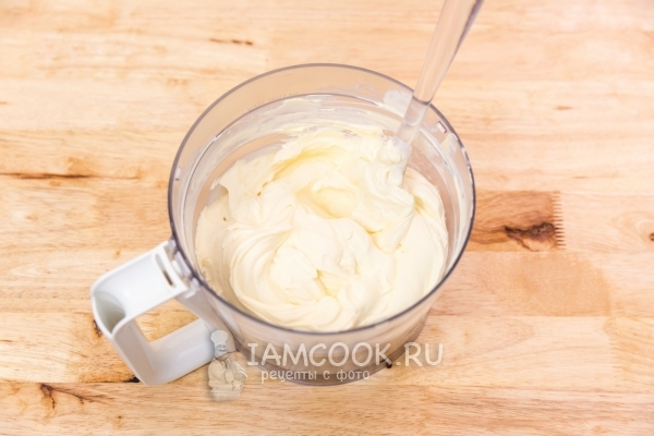 Batir el queso cottage con crema y azúcar en polvo