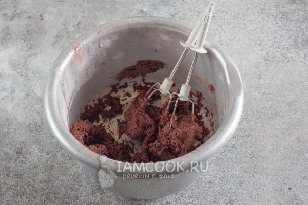 Разбийте шоколадовото тесто