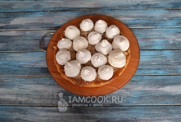 नट्स के साथ छिड़के और meringue डाल दिया