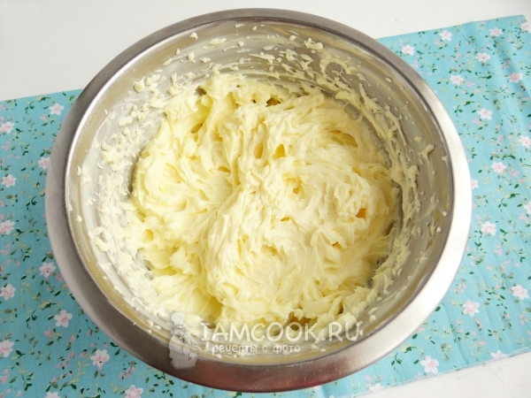 מקציפים חמאה עם חלב מרוכז