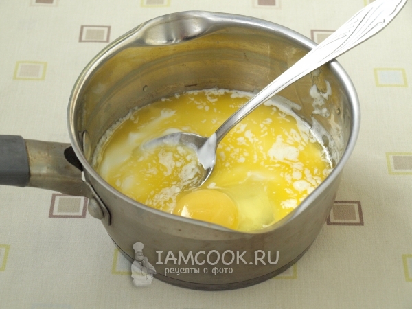 Комбинирайте масло, кисело мляко и яйце