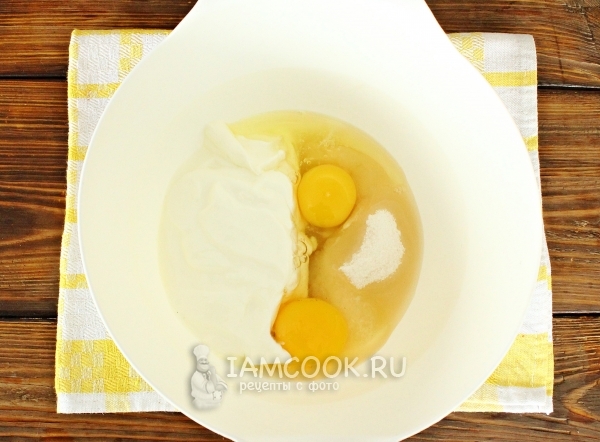 Свържете яйцата, захарта и заквасена сметана