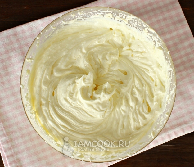 Batir la mantequilla con crema agria y azúcar en polvo