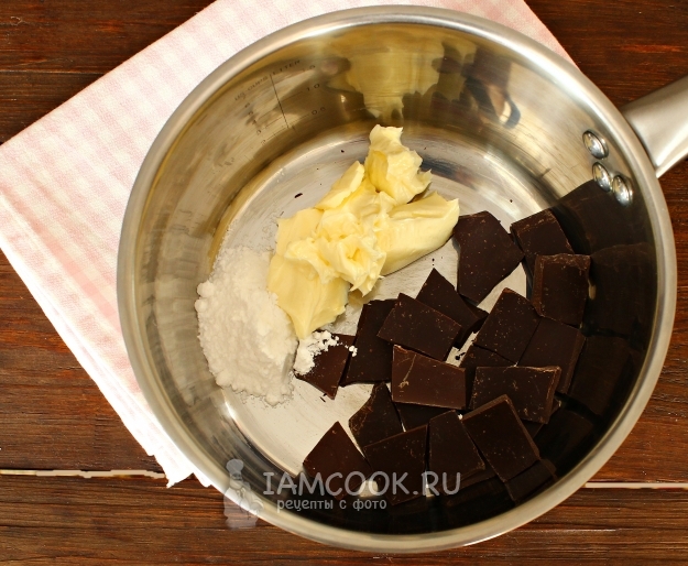 Combine mantequilla, chocolate y azúcar en polvo