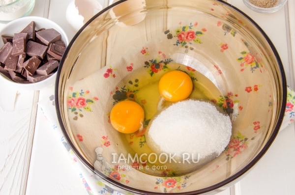 鸡蛋加糖在一个碗里