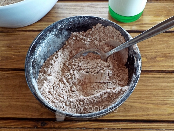 Mix flour, cocoa and baking powder
