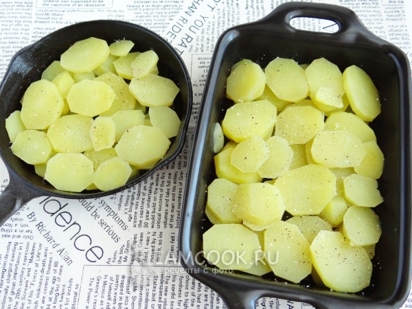 Cospargere le patate con sale e pepe