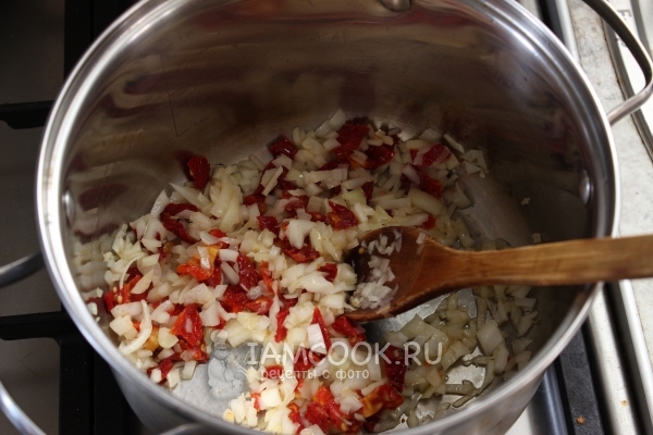 Smažte cibuli, česnek a rajčata