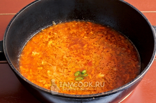 יוצקים את רוטב העגבניות