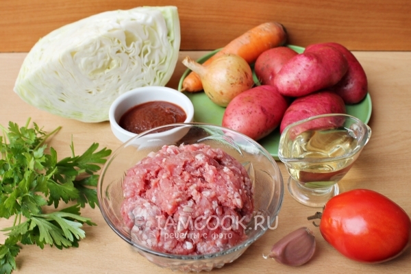 المكونات لملفوف مطهو مع البطاطا واللحم المفروم