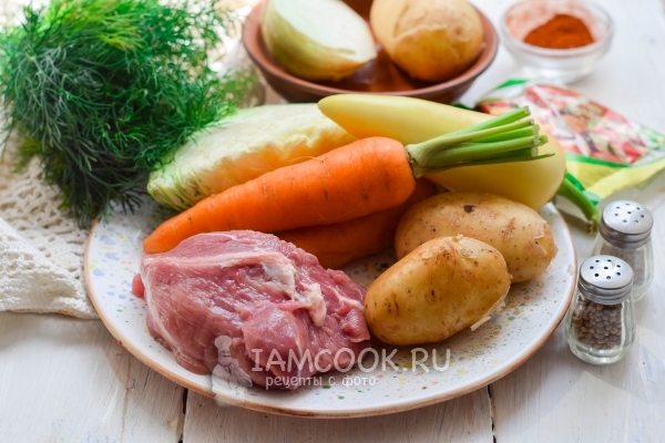 Ingredienser til stuvet kål med kød og kartofler multivarka