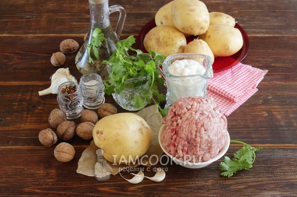 المكونات لبطاطا مطهو مع اللحم المفروم