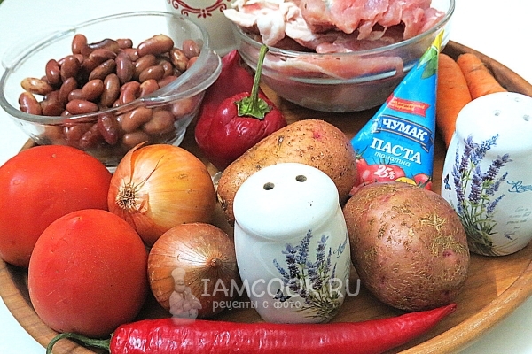 Ingredientes para papas guisadas con frijoles y carne