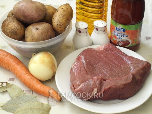 المكونات لحساء البطاطس مع لحم البقر في قدر