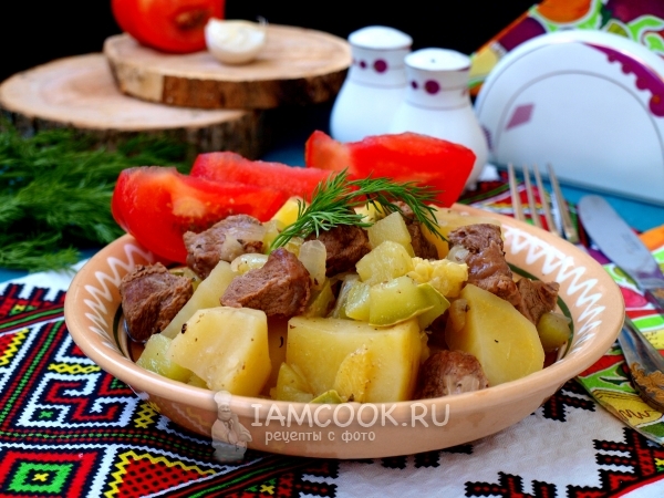 A recipe for stewed potatoes with zucchini and meat