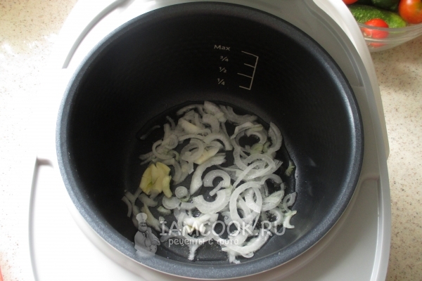 Fry the onions with garlic