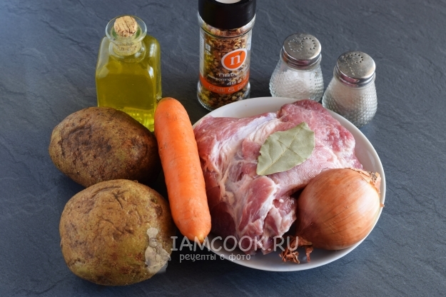 المكونات لبطاطا مطهو مع اللحوم في طنجرة الضغط