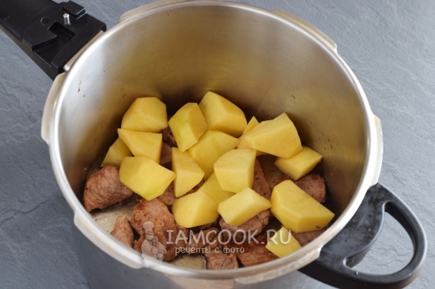 Сложете месо и картофи в готварска печка под налягане