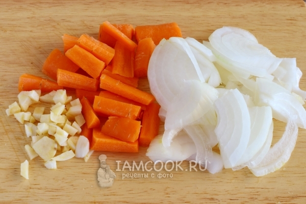 Нарежете лука, чесъна и морковите