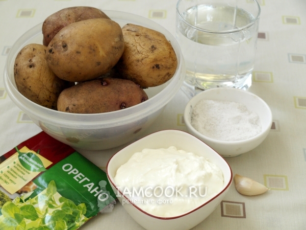 Bahan-bahan untuk kentang rebus dalam krim asam