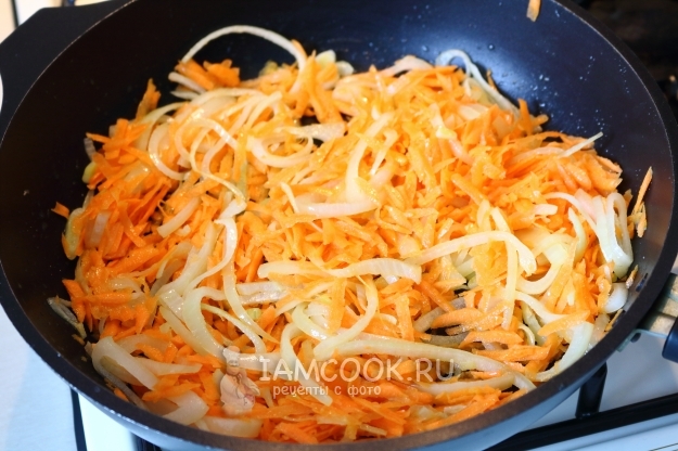 Сложете лук и моркови в тиган
