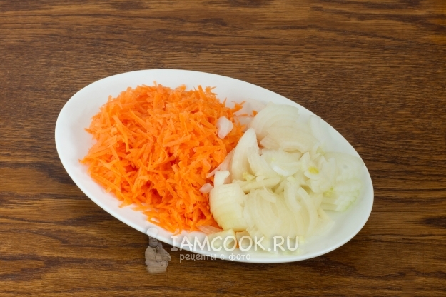 Parut wortel dan potong bawang.