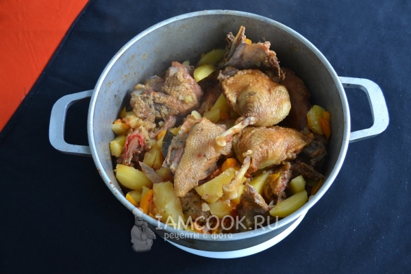 بطة مطبوخة جاهزة مع البطاطس في كازان