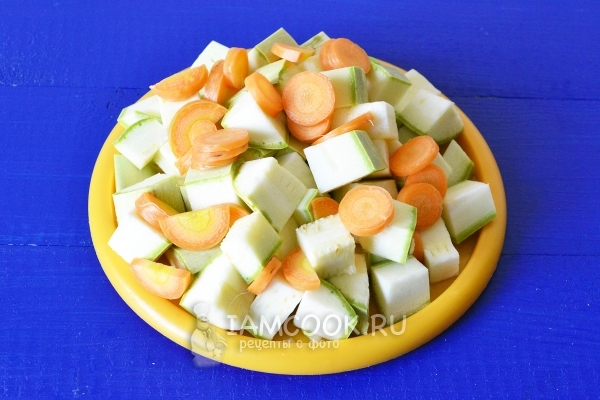Нарежете моркови и тиквички