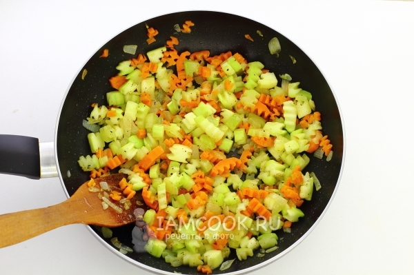 Foto von gedämpften Zucchini mit Karotten und Zwiebeln