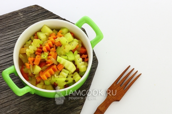 Rezept der gedämpften Zucchini mit Karotten und Zwiebeln