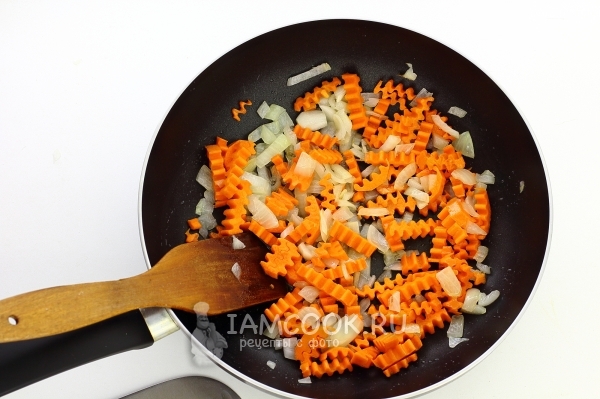 Karotten mit Zwiebeln anbraten