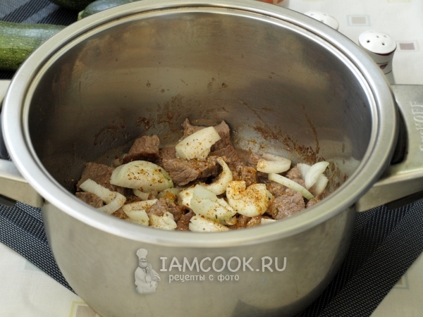 Freír la carne con cebolla