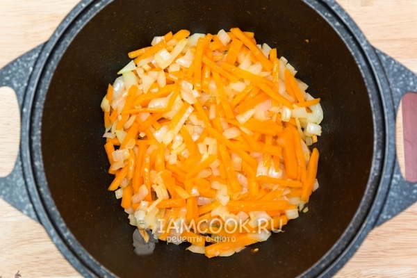 Paista sipulit porkkanoilla