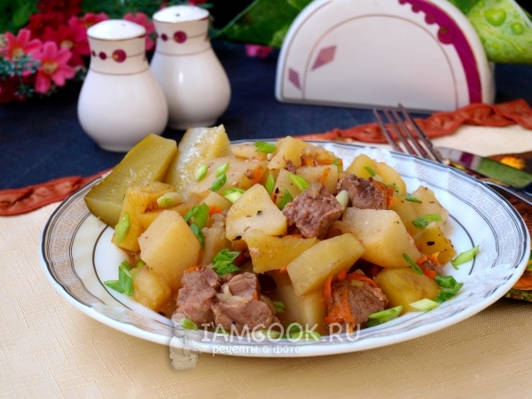 صورة لبطاطس مطهية مع اللحم في الفرن