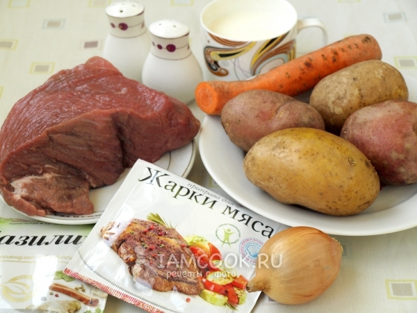 المكونات لبطاطا مطهو مع اللحوم في الفرن
