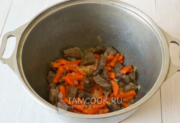 गाजर को मांस में रखो