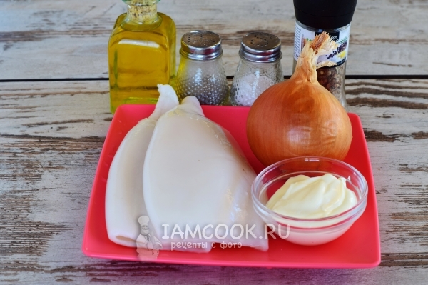 Ingredienser til stuvet blæksprutte med mayonnaise og løg