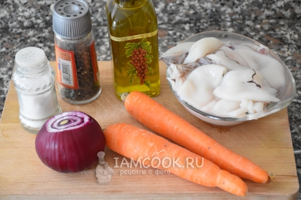 Ingredienti per calamari in umido con carote e cipolle