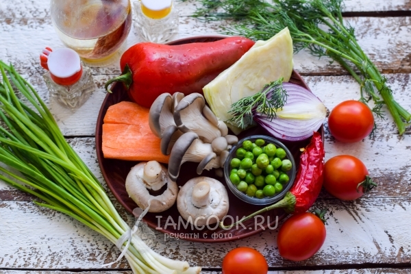 מרכיבים עבור ירקות מבושלים עם פטריות