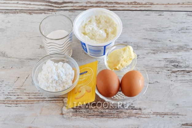 Ingredients for curd casserole with starch in the oven