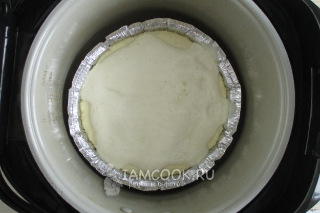 Versare la casseruola con panna acida e latte condensato