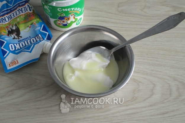 Unire la panna acida e il latte condensato