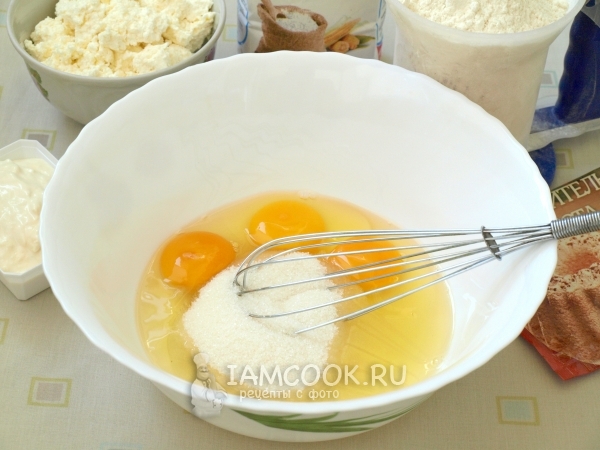 चीनी के साथ अंडे को कनेक्ट करें