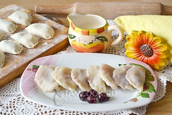 Kuva curd dumplings kanssa kirsikoita