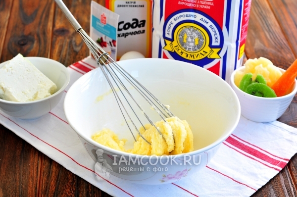 Die Butter mit Zucker vermischen