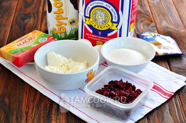 Ingredients for the cottage cheese cake in the oven