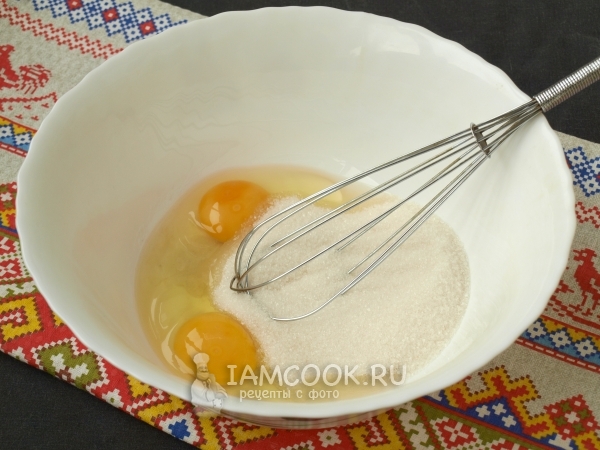 चीनी के साथ अंडे को कनेक्ट करें