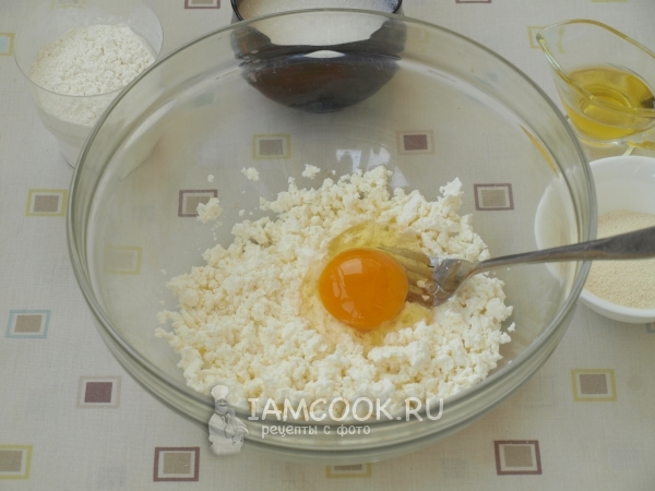 Mezclar queso cottage con huevo