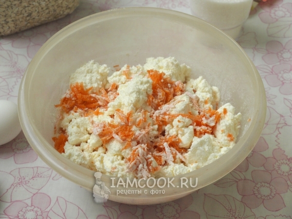 Agregue mantequilla, requesón y zanahorias