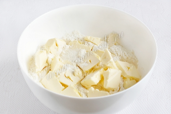 Spojte suché přísady a máslo